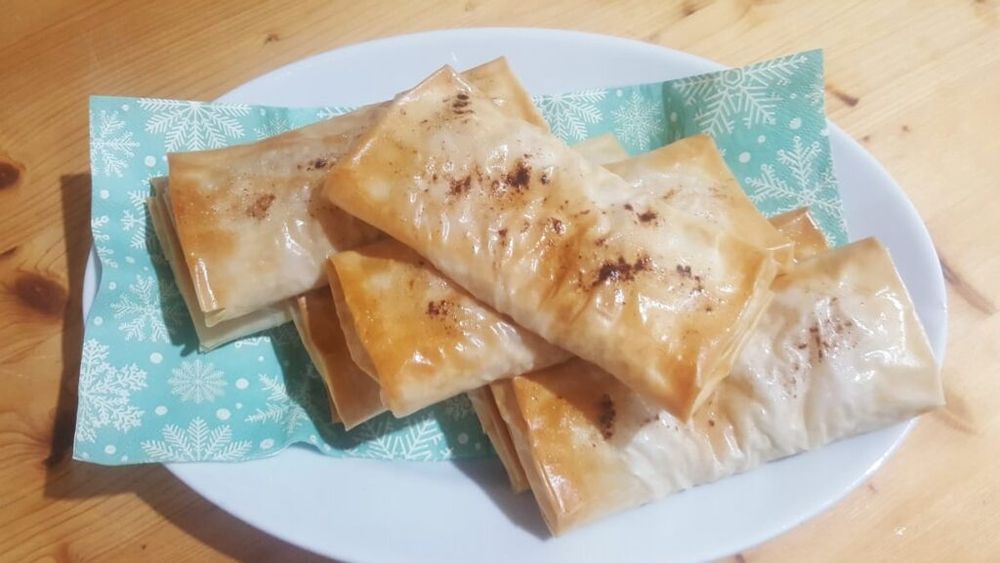 Ștrudel de dovleac crud și cocos, cu foi de plăcintă din comerț, rulate individual. Un desert de sezon cu zero bătaie de cap. Adaugi totul direct pe foaie și asta e tot
