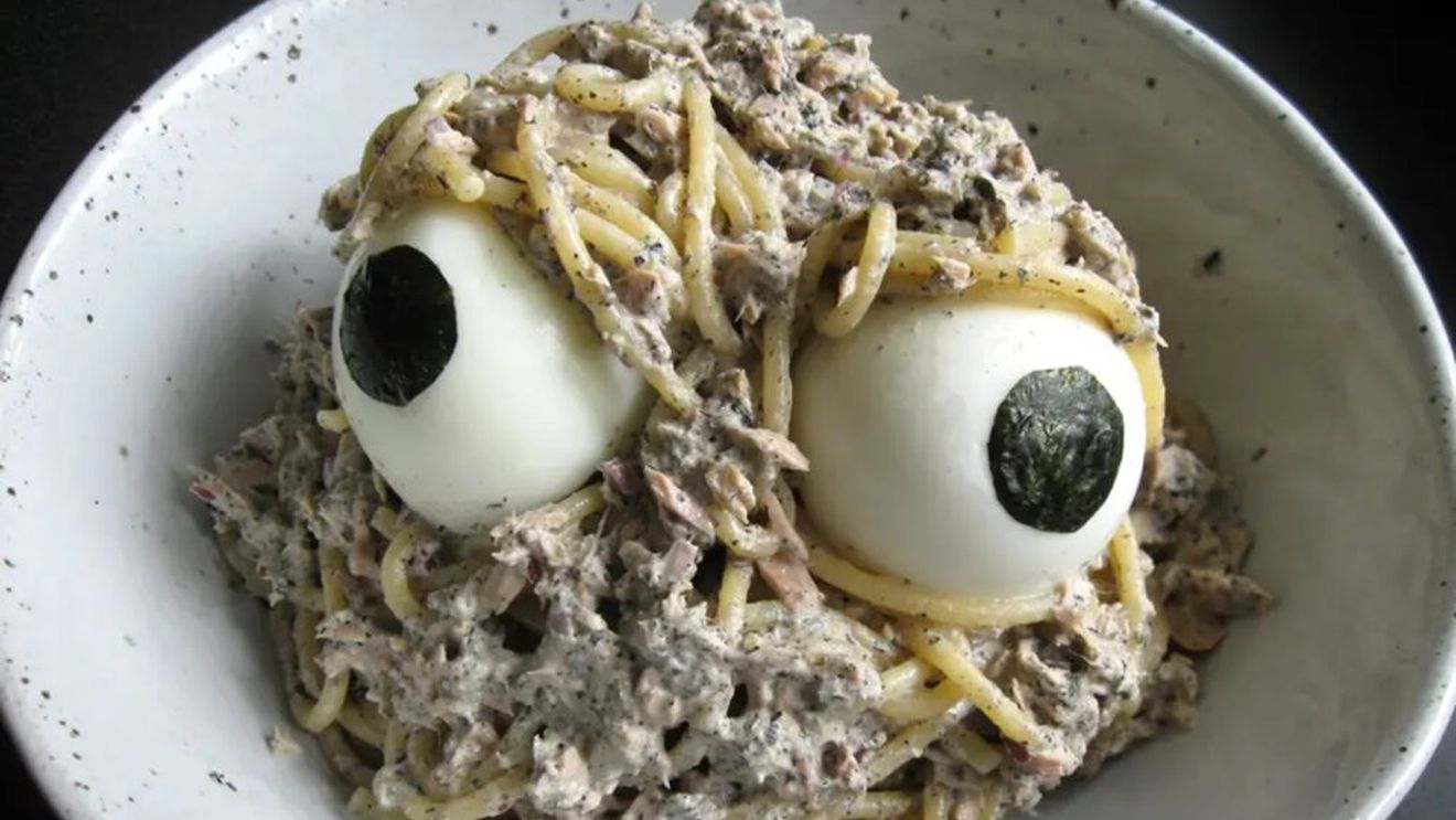 Prânzul horror/Spaghete monster cu ton, sos și ou fiert/Pe lângă că arată înfricoșător, sunt și delicioase și ușor de făcut, iar copiii se vor distra copios