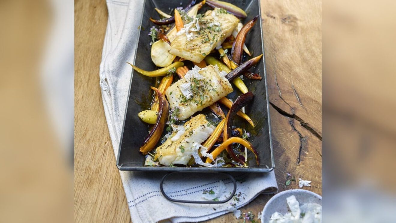 Rețetă „delicious”: File de cod Alaska la grătar cu legume rădăcinoase coapte
