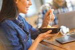 Când este cel mai prost moment să iei prânzul. Dieteticienii explică de ce ora mesei îți poate influența energia pentru tot restul zilei