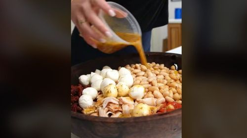 Cum a ajuns „salata densă de fasole” virală pe TikTok / Aproape 12 milioane de oameni au fost curioși să vadă cum se prepară
