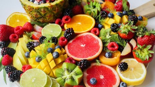 Este sigur să mănânci doar fructe? O astfel de dietă te lasă fără nutrienți esențiali / Dacă ții dieta cu fructe riști să-ți crească glicemia, să faci carii și să ai carențe de proteine și minerale