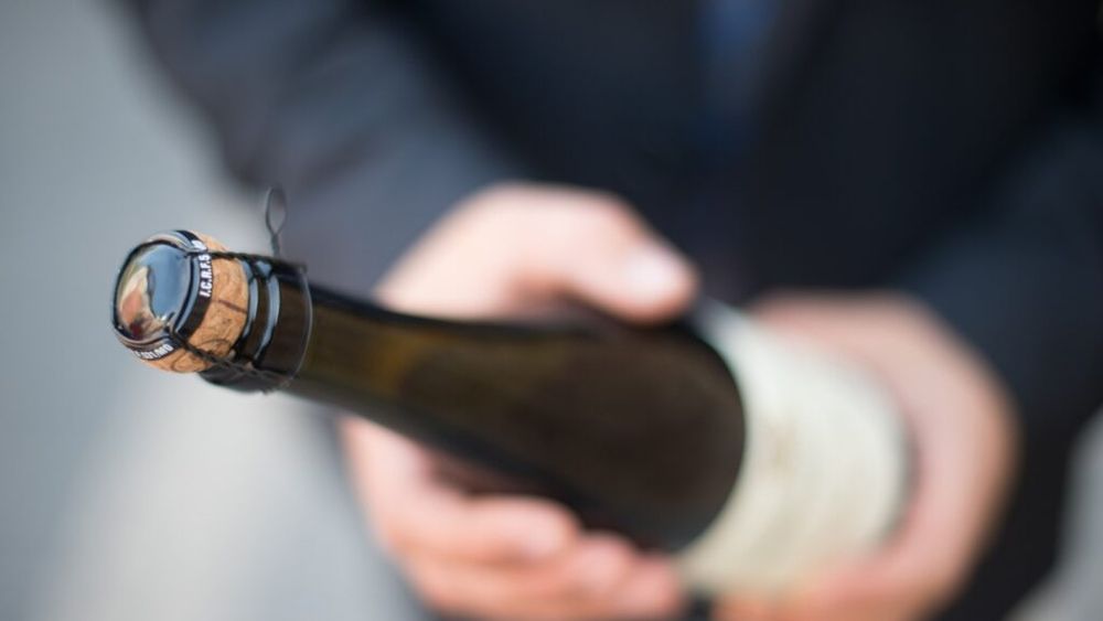 Trump ameninţă Europa cu taxe vamale de 200% pentru băuturile alcoolice, pe măsură ce războiul comercial escaladează/ Vinurile și șampania au fost menționate și ele de către președintele american