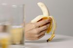 Fibrele albe din banană pe care le aruncăm pot avea beneficii pentru sănătate. Ce conțin, de fapt, aceste fâșii