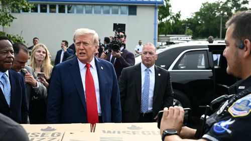 Trump și reprezentanți din administrație au inspectat trupele de militari și polițiști desfășurați pe străzile din Capitala americană, oferindu-le hamburgeri și pizza