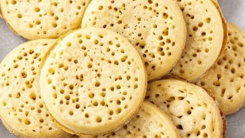 Crumpets englezești, asemănătoare cu o clătită/ Nu ai nevoie de cuptor ca să le prepari și sunt baza perfectă pentru un mic dejun dulce sau sărat/ Jamie Oliver le-a făcut celebre în toată lumea