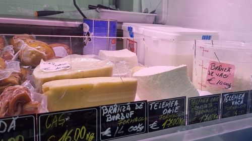 Magazin românesc la 13 kilometri de Domul din Milano: brânză de la Jina, carne din Sibiu. Telemeaua de oaie se vinde cu 17 euro / kg