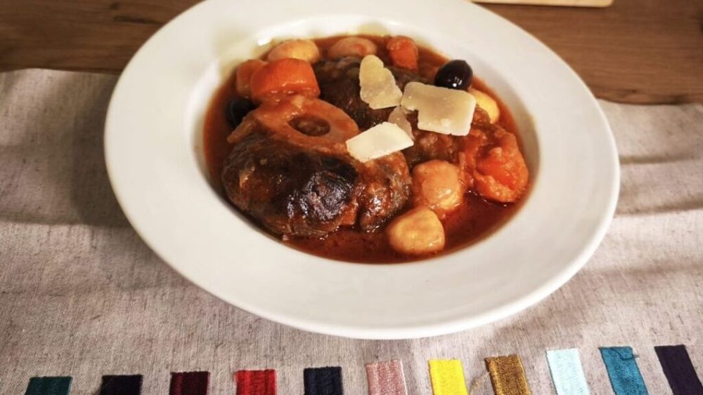 Rețetele Juanitei | Peste clasicul ossobuco am pus gnocchi, măsline și puțin parmezan și a ieșit o friptură scăzută de vită, excepțională