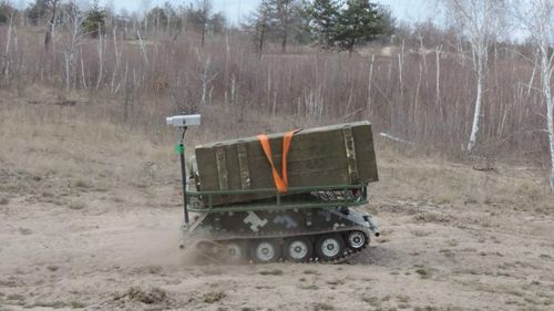 Robotul transportor BoarTAC, autorizat pentru a fi utilizat de forțele ucrainene. Vehiculul fără pilot poate transporta alimente și alte provizii, muniție sau răniți