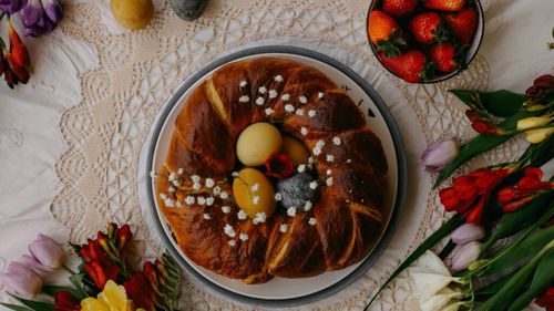 Cum aranjăm masa de Paște/ Dacă suntem doar în familie decorațiunile vor fi mai personalizate, dacă avem musafiri este recomandat un stil mai formal/ Florile dau un aer fresh, de primăvară