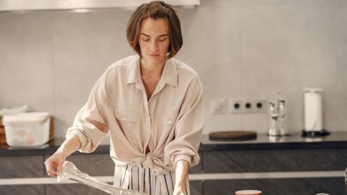 ABC în bucătărie | De ce folia de aluminiu are două fețe diferite și care dintre este „mai bună”: cea mată sau cea lucioasă?