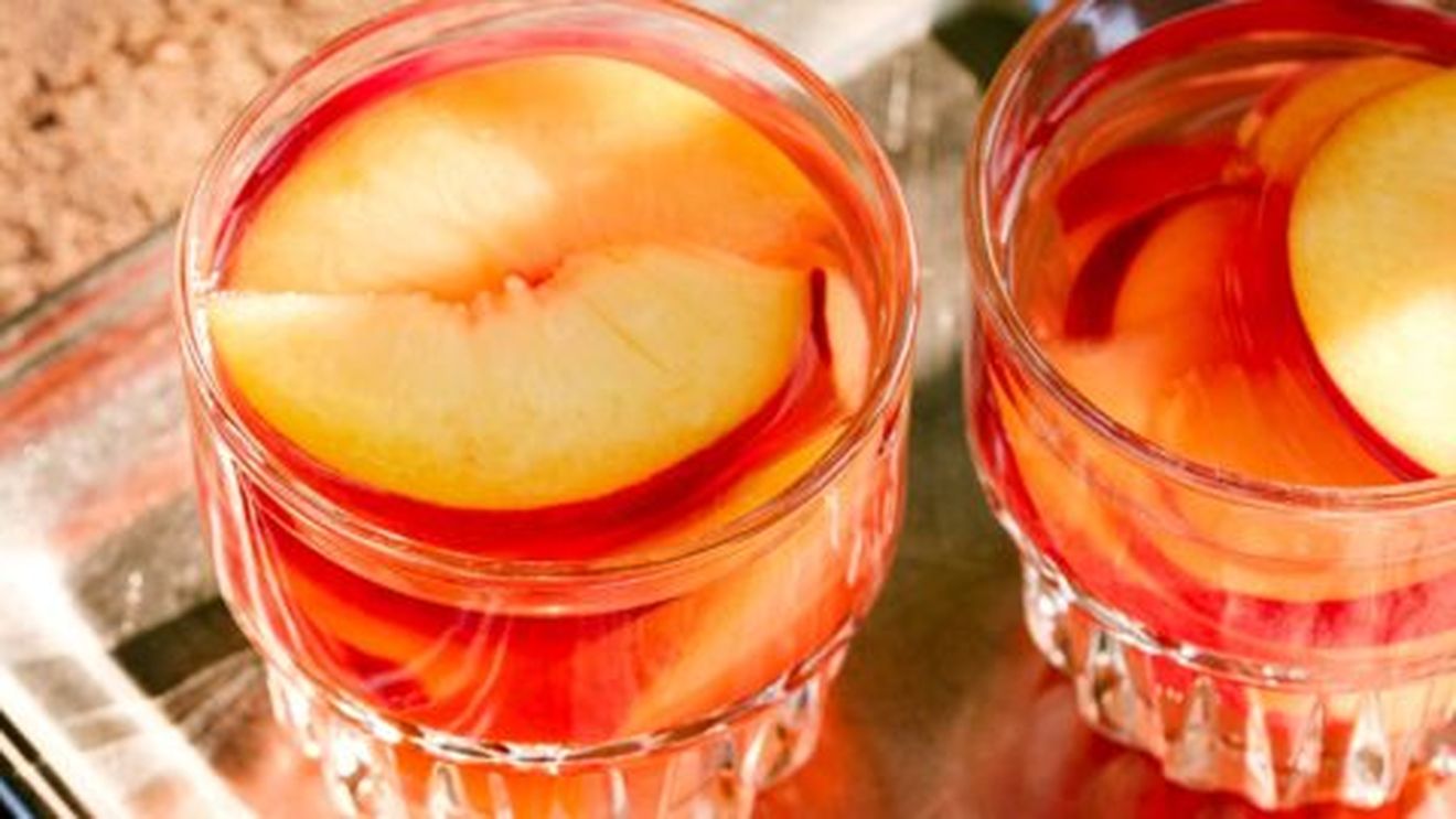 Cu ce se răcoresc vara sicilienii înainte de culcare: Piersici în vin alb - desert și băutură aromate, în același pahar