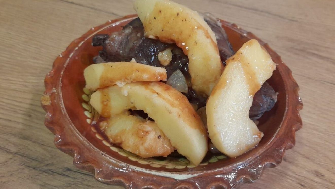 Rețetele Juanitei: Porc cu gutui. Porcul este gătit slow, iar gutuia crocantă. Aroma din bucătărie, de neegalat