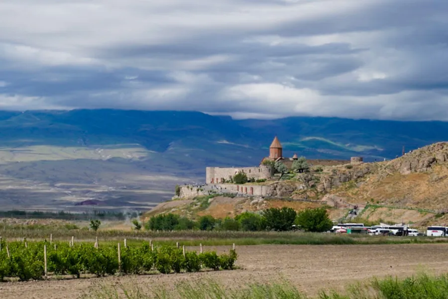 armenia-stamps-on-the-passport-bucatarie-armeana-lavash-khorovats-dolma-lahmajoun-vin-armean-areni-1-lacul-sevan-caucaz-gastronomie-internationala-calatorii-culinare-turism-gastronomic-traditii-culinare-rodie-prima-tara-crestina-din-lume-preparate-traditionale-yerevan-experiente-culinare