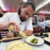 „Aceste localuri nu sunt doar restaurante. Sunt arhive vii ale orașului” / Călătorie culinară printr-o Americă „pe care credeam că o știm doar din filme”