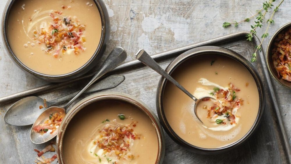 Supă cremă de păstârnac și făină de castane, servită cu bacon tras la tigaie și smântână. O idee inedită pentru cină, merge și doar cu brânză rasă, în variantă vegetariană