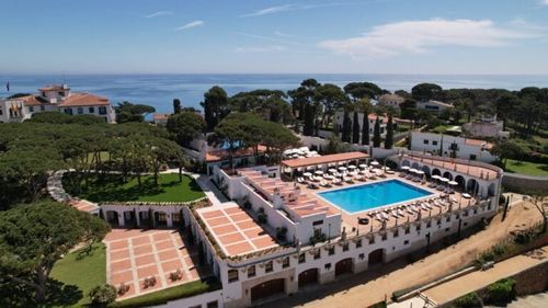 VIDEO | Hostal de la Gavina, hotelul cu peste 100 de ani de existență, așezat în „Bevery Hills”-ul Costei Brava/ Cei mai faimoși artiști, actori, fotbaliști sau politicieni i-au fost oaspeți, de la Salvador Dali și Ava Gardner, până la ultimii doi regi ai Spaniei, Lady Gaga sau Messi/ Nu mai puțin de 8 baruri și restaurante se întrec în meniuri de 5 stele plus