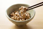 Micul dejun tradițional japonez asociat cu longevitatea / Ce este natto, alimentul fermentat care susține sănătatea intestinului, inimii și oaselor