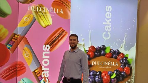 Indagra 2025 | VIDEO | Coadă la standul Dulcinella / Cele mai cerute prăjituri sunt „Ana”, „Cornel” și „Smântânelul” / Deserturile sunt făcute după rețete neaoș moldovenești