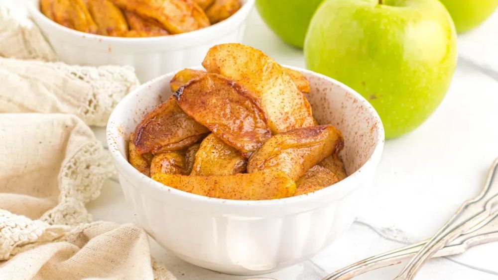 Ceva dulce. Mere caramelizate în air fryer, cu aromă de scorțișoară