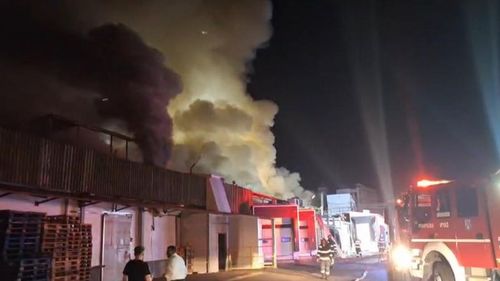 Breaking | Incendiu în Sectorul 2 / Prefectul Capitalei: „În proporţia cea mai mare sunt depozite de produse alimentare”