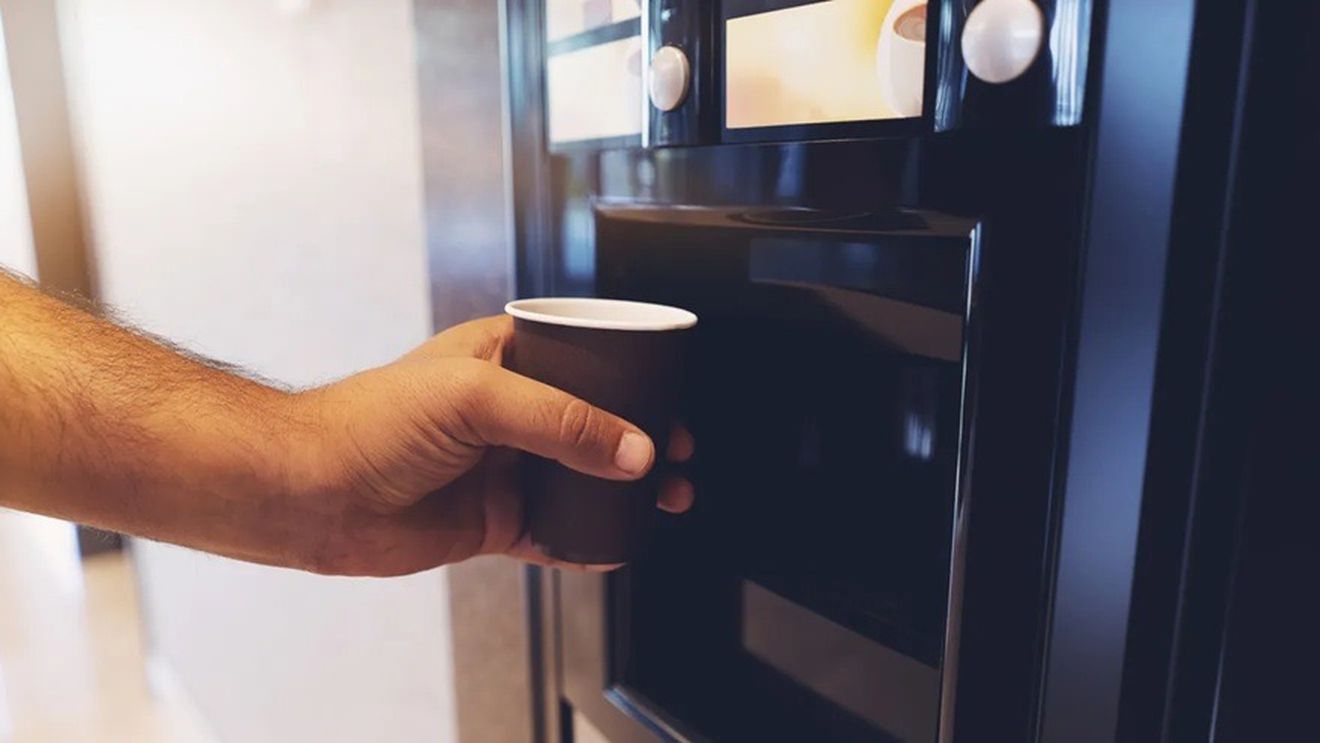 Un italian, concediat după ce și-a recuperat singur restul dintr-un automat de cafea defect