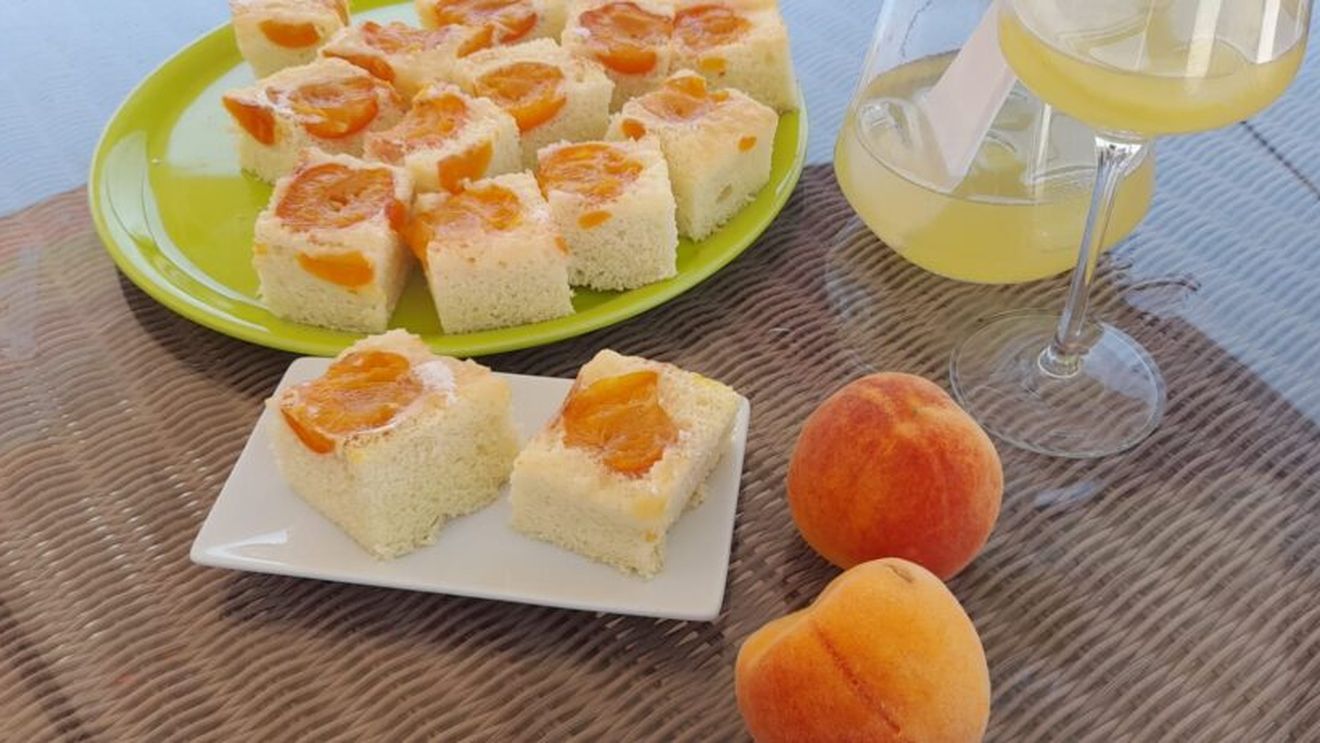 Rețetele Juanitei. Pandișpan cu caise. O prăjitură ușoară în care gusturile dulce și acrișor se îmbină într-o simfonie a simțurilor