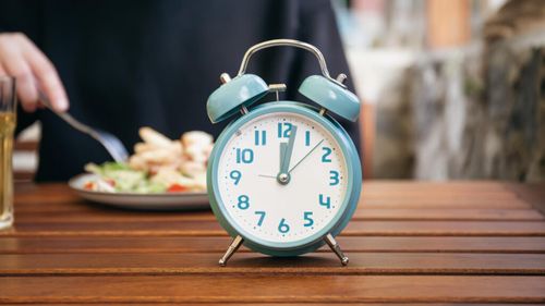 Cina târzie și stresul, combinația care poate afecta sănătatea intestinului / Specialiștii explică de ce momentul mesei este esențial