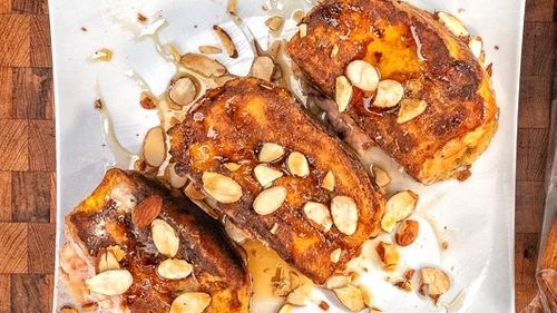Mic dejun de răsfăț. French toast caramelizat, cu lamele de migdale. Francezii îi spun pain perdu