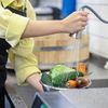 Cum se spală corect fructele și legumele / Apa de la robinet este mai eficientă decât oțetul sau soluțiile speciale, spun experții