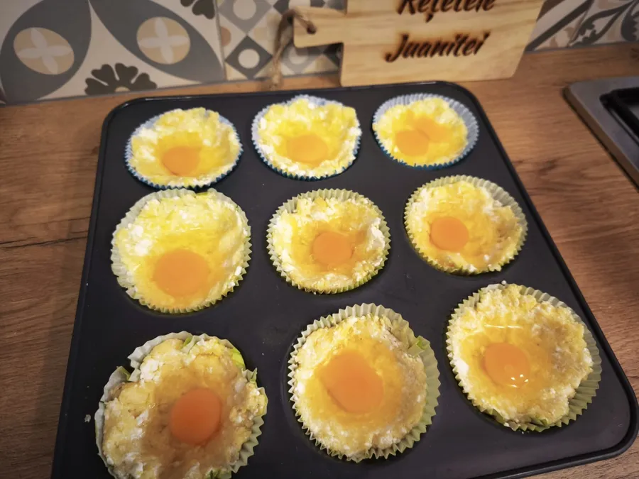 Cuiburile minitarte sărate de mămăligă cu brânză și ouă de prepeliță reprezinta o soluție pentru a refolosi inteligent resturile de mămăliga si a obtine un preparat delicios