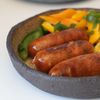 VIDEO | Brunch de weekend acasă: cârnați „durdulii” cu ouă jumări și salată proaspătă