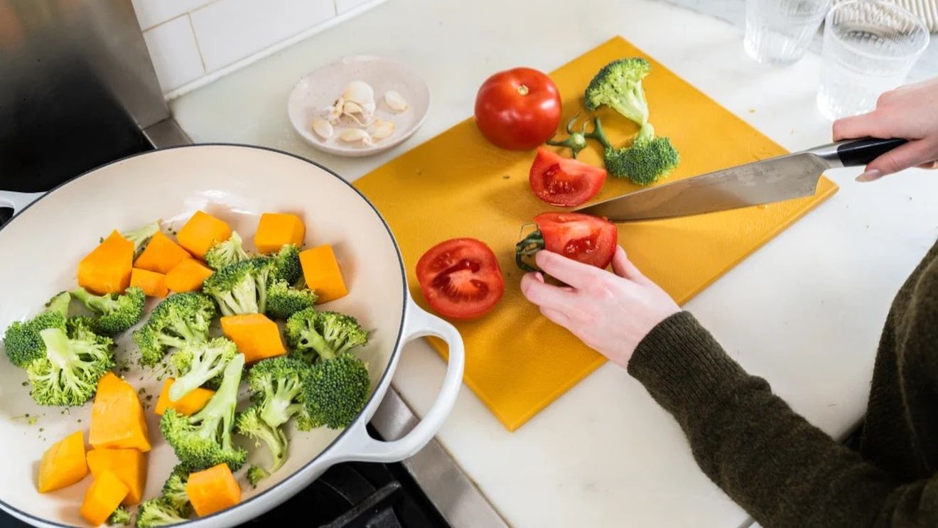 E sănătos să folosim plăci de tăiat din plastic? Ce spun experții / Două semne că tocătorul ar trebui aruncat