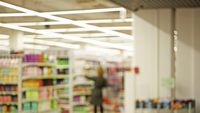 Șefa unui supermarket din Italia, concediată după 27 de ani pentru 340 de produse expirate. Ce a decis instanța