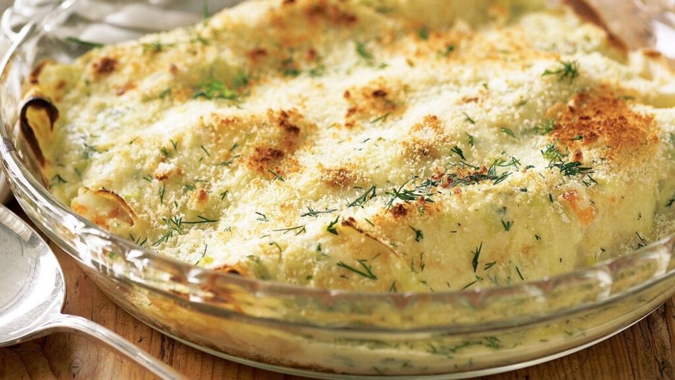 O idee de prânz care poate fi reprodusă la mesele de sărbători. Clătite gratinate cu somon afumat și ricotta