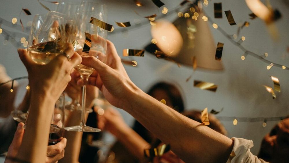 Unde poți merge de Revelion în București/ Există inclusiv oferte de petreceri pentru copii/ Bufetul este inclus în prețul biletului