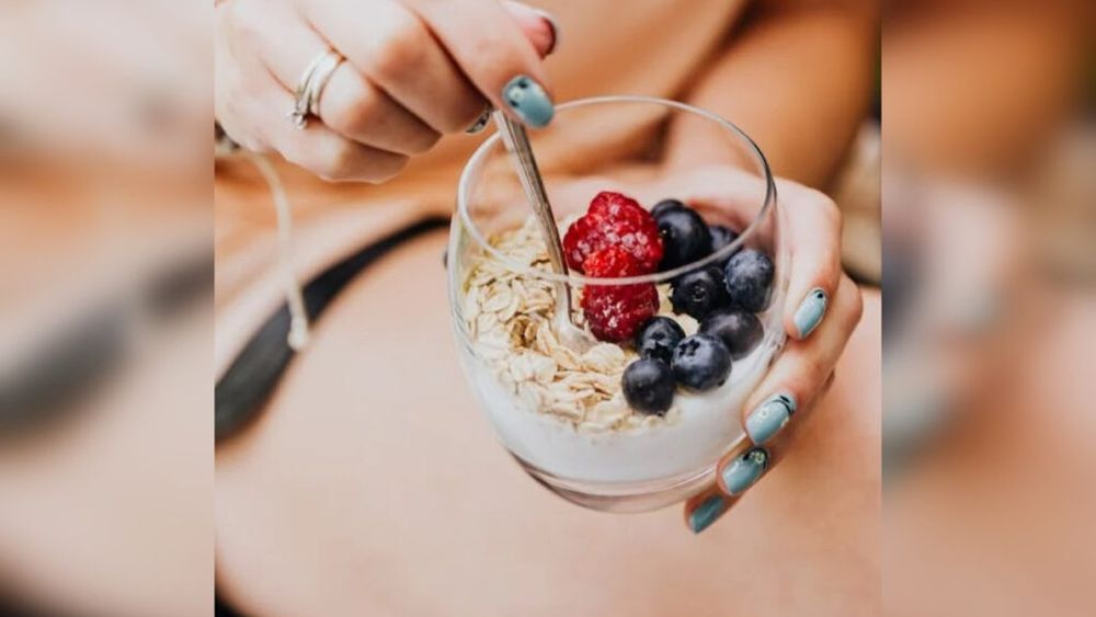 5 rețete delicioase de mic dejun pe bază de ovăz. De la clasicul terci cu fructe și nuci la clătite pufoase cu banane