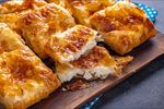 Care este „merdeneaua Clujului”? După scandalul merdenelelor din Piața Amzei, și Clujul vrea să copieze modelul / Plăcinta de la Topa, broscuțele, pălănețul și pită cu untură și ceapă, printre preparatele pentru care localnicii ar face cozi de zeci de oameni