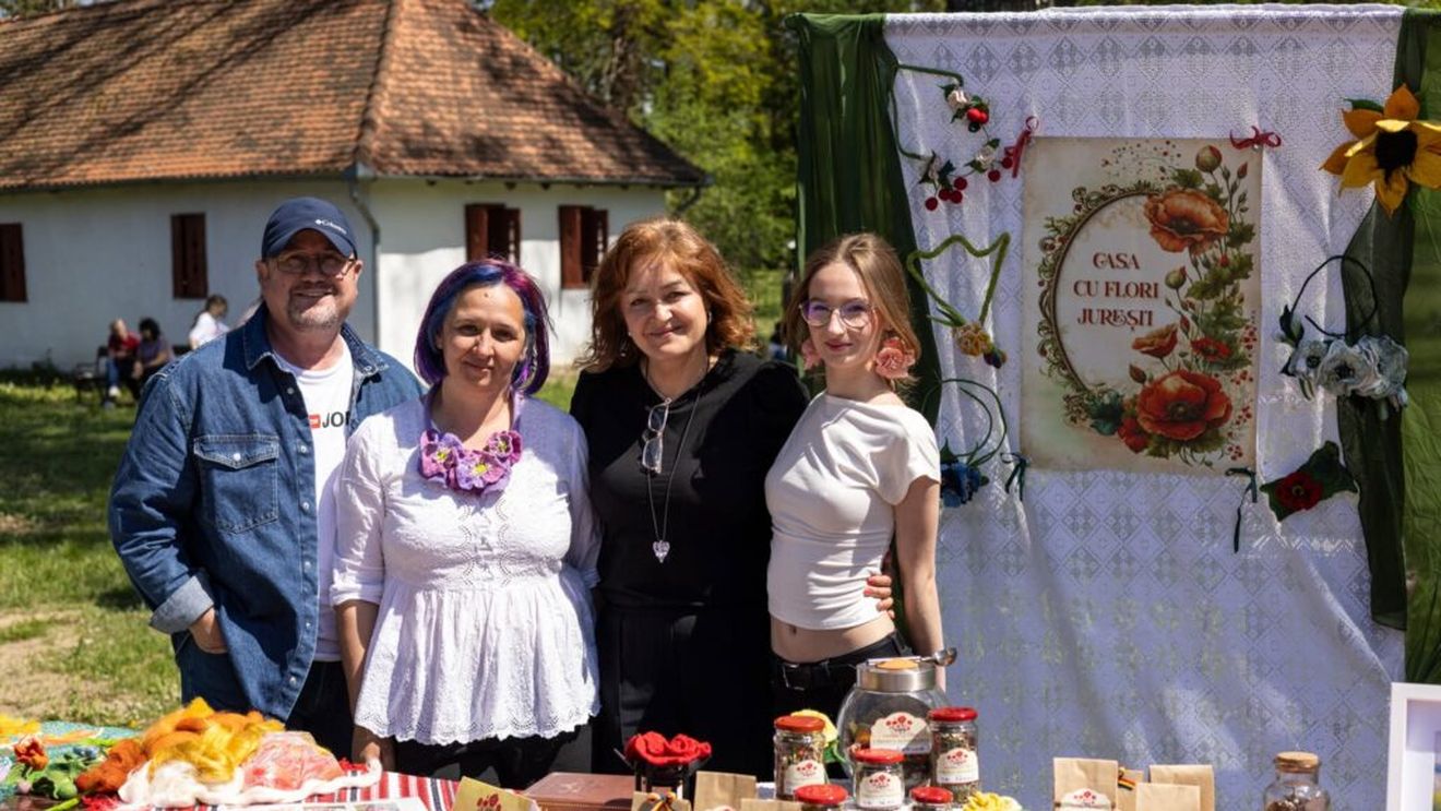 FOTO | De la socată și dulceață de trandafiri la păturată cu mac / O familie din Banat transformă florile în delicii artizanale: „Ideea a pornit de la căsuța bunicilor, pe care am moștenit-o” / „Avem peste 200 de tufe de trandafiri de dulceață”