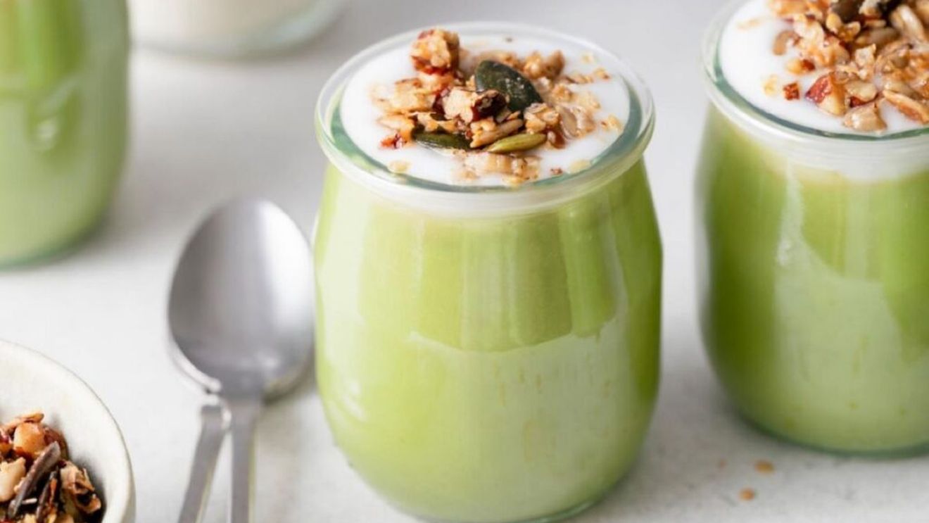 Mic dejun revigorant pe post de punct și de la capăt. Mousse de avocado cu iaurt natural obișnuit sau chiar în versiune vegană