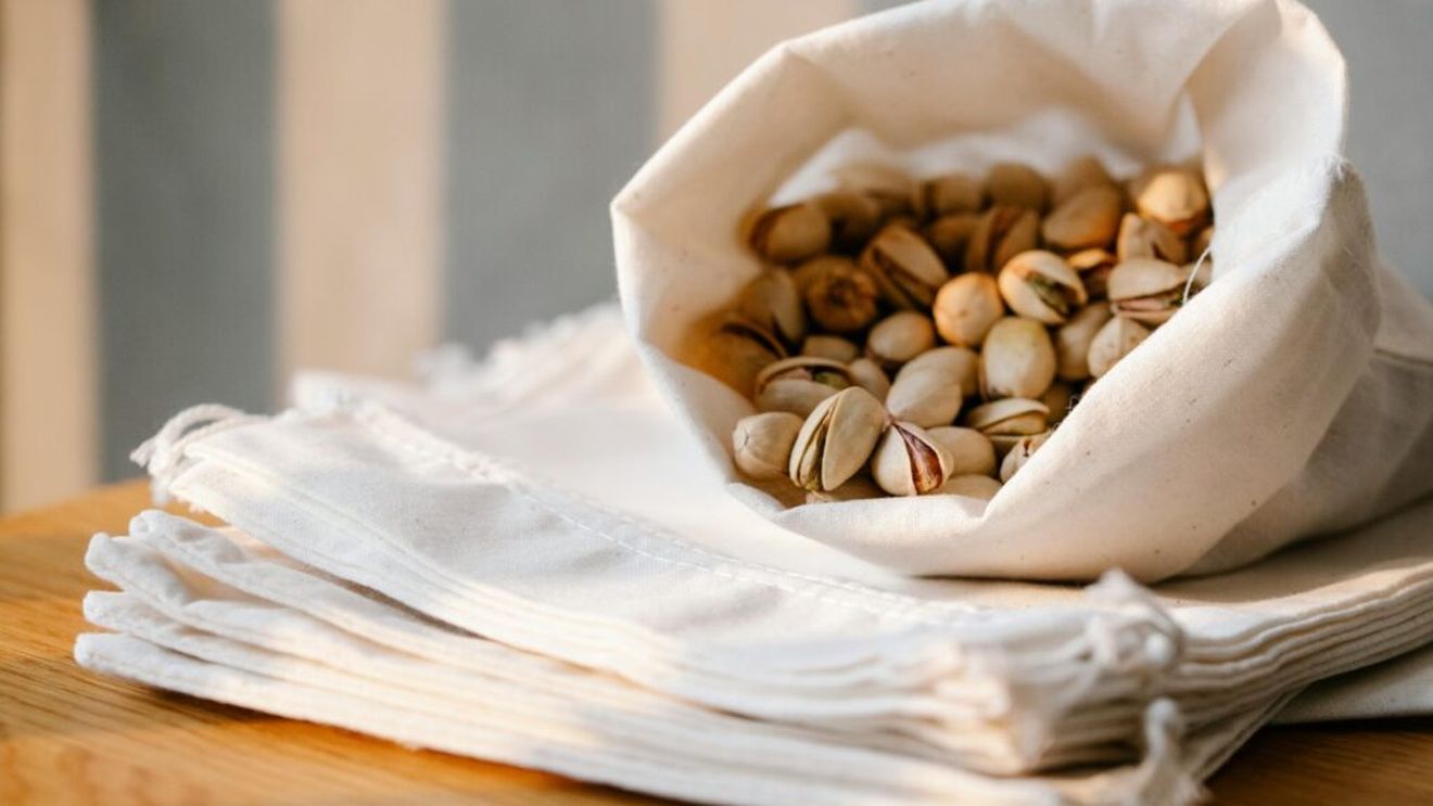 Nuci vs. fistic: Care sunt mai sănătoase? Nutriționiștii explică avantajele fiecăruia și cum pot fi incluse în dieta zilnică în funcție de nevoi