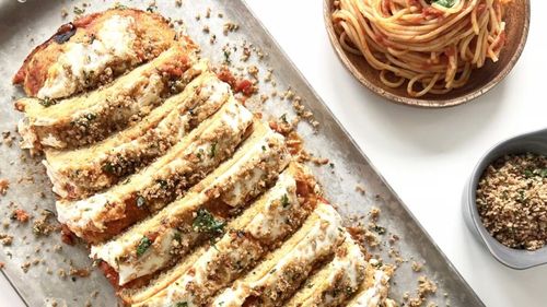 Chicken Parmigiana, un prânz delicios de duminică / O creație a imigranților italieni din sudul Italiei, o reinterpretare a clasicului italian melanzane alla parmigiana