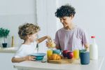 Cea mai frecventă greșeală la micul dejun al copiilor. Ce se întâmplă în creier după cereale dulci, pâine albă sau un mic dejun bogat în proteine