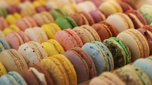 Istoria diafanelor fursecuri de migdale numite macaron. De la mănăstirile medievale la actualul desert modern