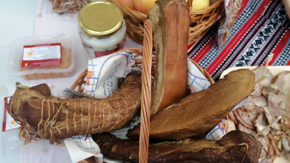 Brânză, caş, jumări, lebăr sau cârnaţi de casă, la Târgul de Crăciun din curtea Ministerului Agriculturii / „Un element de noutate pentru oaspeţii târgului va fi mâncarea tradiţională gătită la faţa locului”