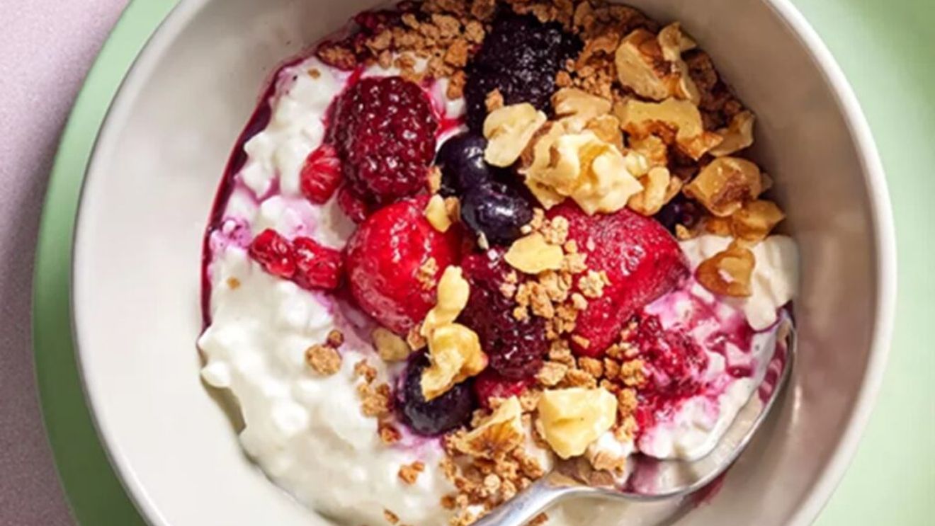 Gustarea din dieta mediteraneană, bună pentru creier / Nutriționiștii spun că un bol cu brânză, nuci și fructe de pădure este excelent pentru memorie