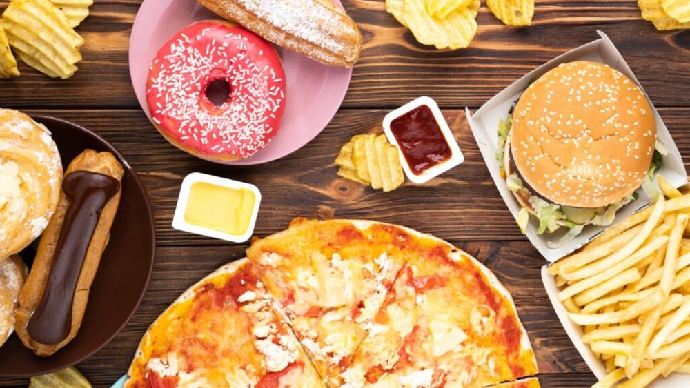 Aproape 40% dintre cazurile de cancer la nivel global, asociate unor cauze prevenibile, arată un studiu / Cei care consumă o cantitate mare de alimente ultra-procesate au un risc de deces din această cauză cu aproape 60% mai mare