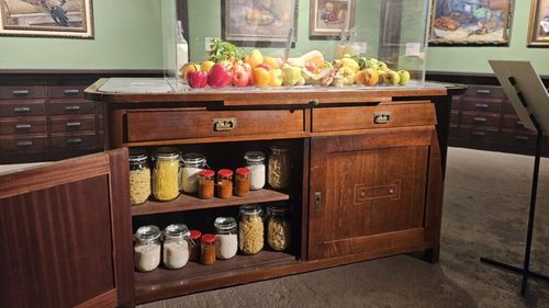 FOTO-VIDEO | Risipa alimentară, subiectul central al unei expoziții de artă găzduită de Art Safari până pe 5 octombrie / „Reducerea risipei alimentare înseamnă hrană salvată, resurse folosite cu grijă și speranță acolo unde e mai mare nevoie”