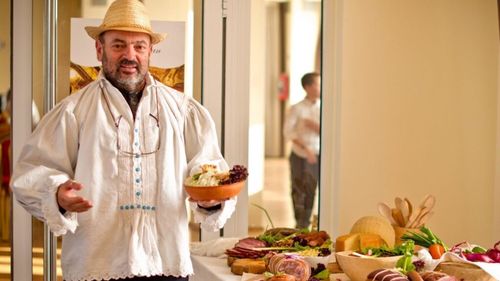 INTERVIU | Mircea Groza (arheolog culinar): „Porcul, găina, gâsca, legumele comune, brânza și altele din lapte de vacă sau oaie, îmbinate și asociate cu mult gust, rațional și foarte echilibrat - asta este gastronomia românească!”