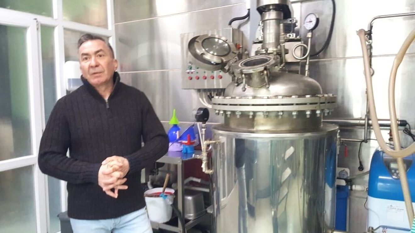 VIDEO | Un gălățean produce bragă printr-o metodă diferită, premiată la un salon de inventică / Cristian Gheorghiu: „Folosim grâu, mei și tărâță bio. Are un gust diferit față de braga clasică datorită procesului de producție”